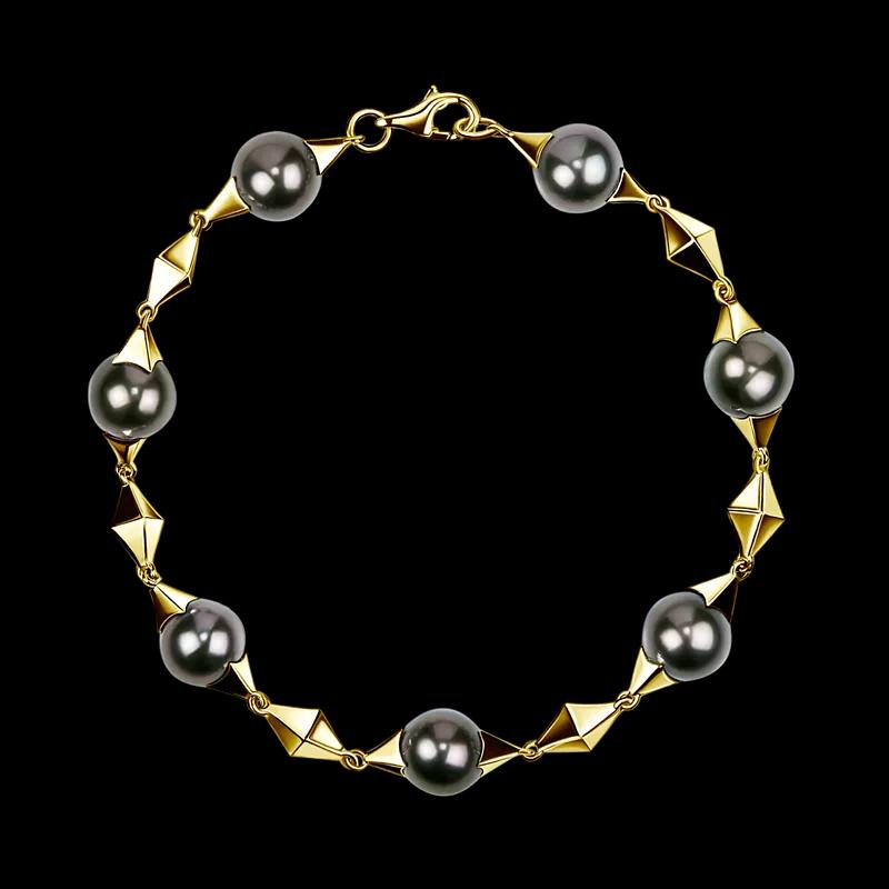 Золотой браслет с черным жемчугом