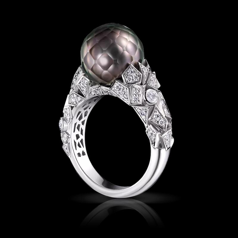 Кольцо с черным граненым жемчугом и бриллиантами 