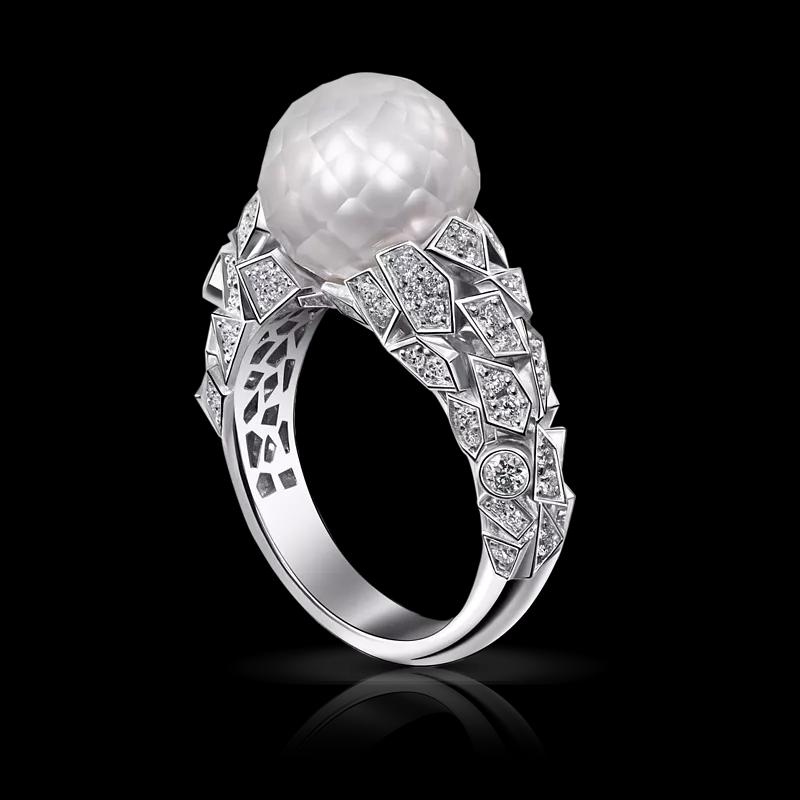 Кольцо с белым граненым жемчугом и бриллиантами 